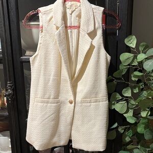 Elegant Cream Sleeveless Blazer